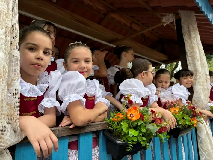 46ª FESTA DA POLENTA – Desfile: Voluntariado e as famílias são os destaques das manhãs de sábado